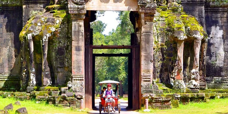 tuk tuk riding to ta prohm